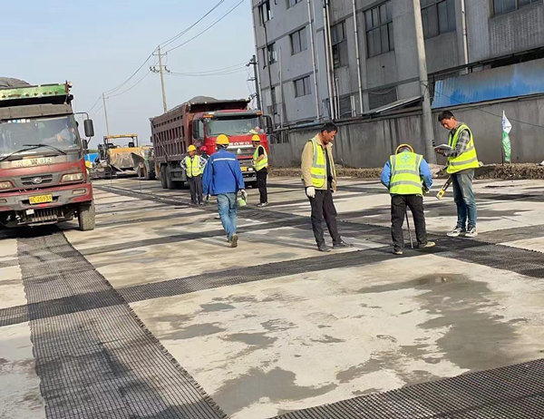 安州老材料的新故事：玻璃纤维土工格栅如何在‘白改黑’浪潮中重获新生？